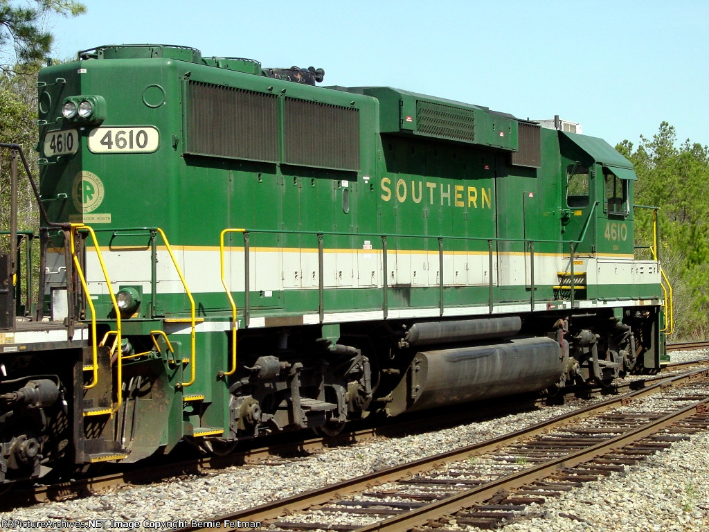 Southern Railway (Norfolk Southern) GP59 #4610 builds G99's train 